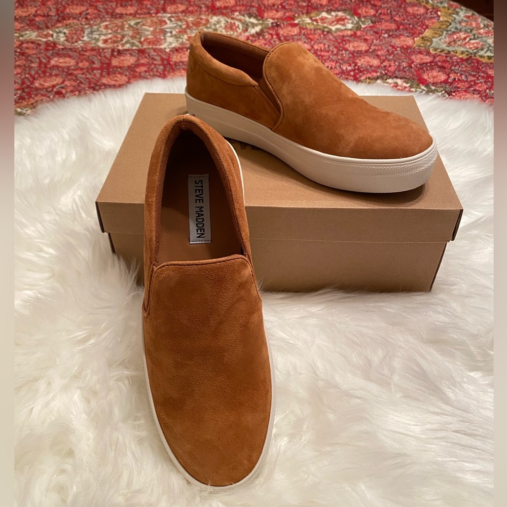 👟 STEVE MADDEN GILLS SLIP-ON Sneaker Size 8. Chestnut Suede. NIB 👟